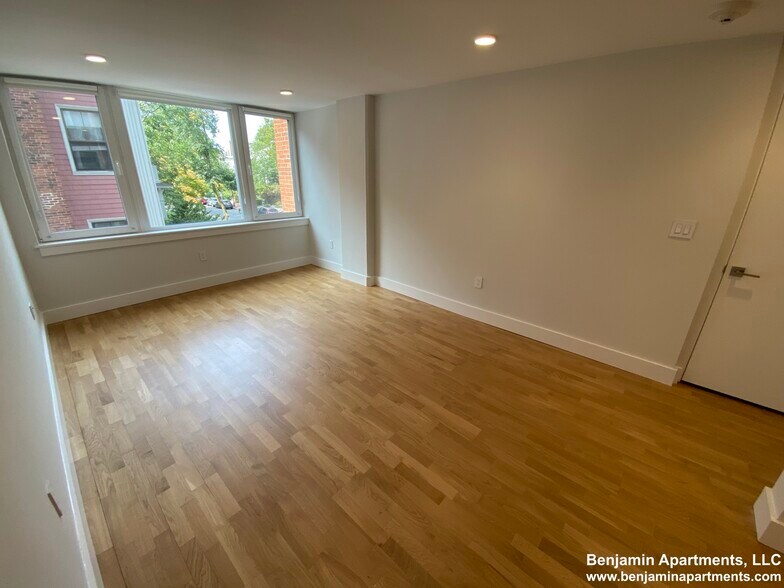 Building Photo - 334 Harvard St