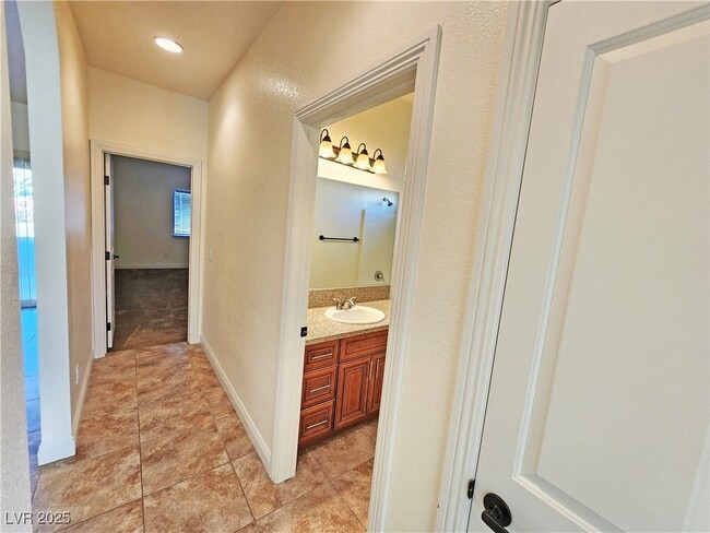 Building Photo - 4920 Honey Locust Dr