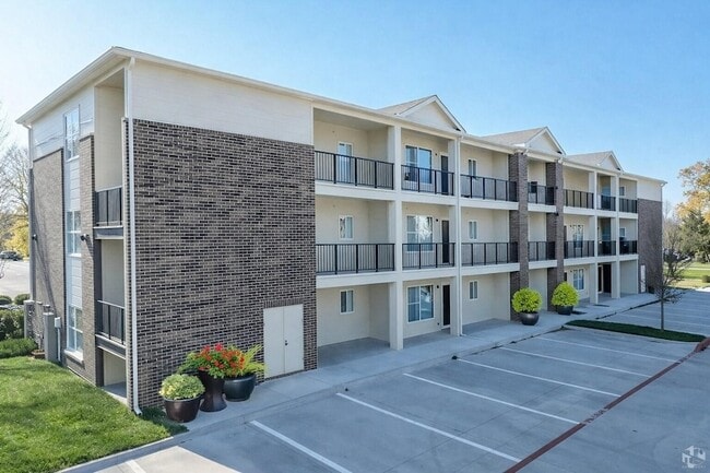 Building Photo - 600 E Marble St