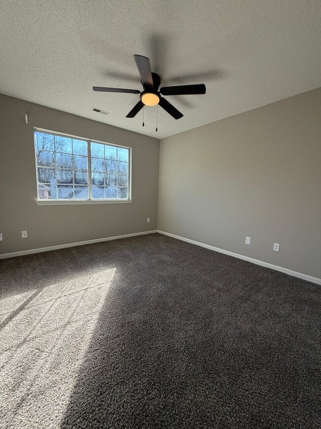 Building Photo - 4 bed | 2.5 bath | 2,630 sq ft