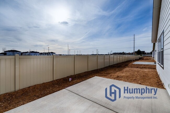 Building Photo - 4 bedroom, 2 bathroom, 2 car garage.