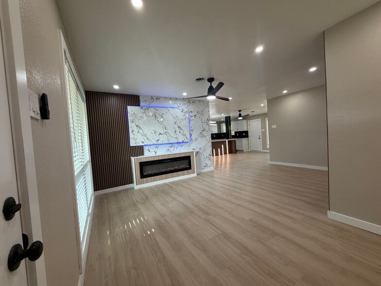 Building Photo - 302 N Cottonwood Dr