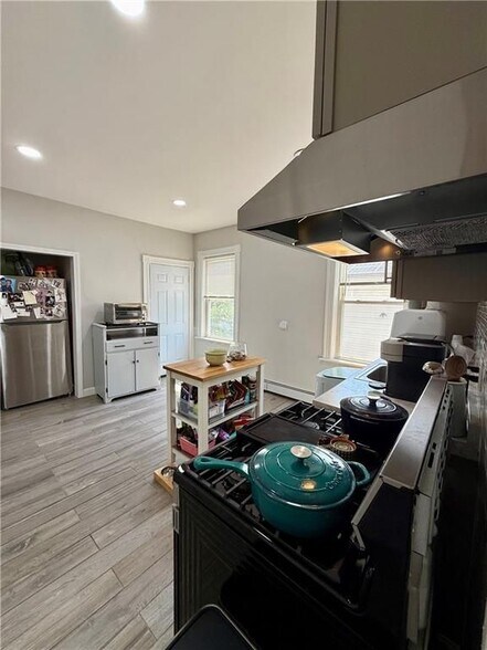 Building Photo - 57 Robin St