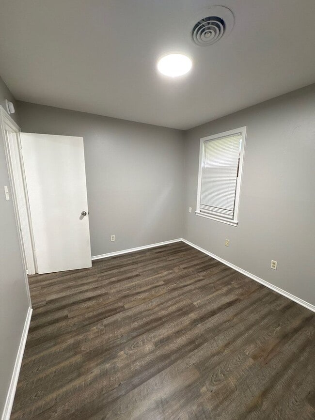 Building Photo - 1541 Roosevelt Ave