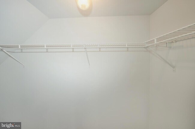 Building Photo - 9900 Kingsbridge Dr