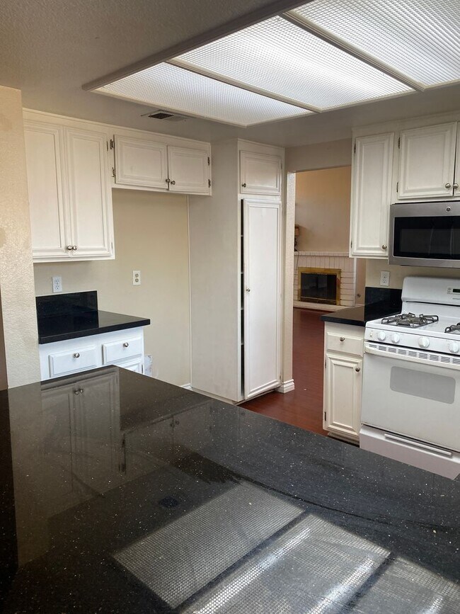 Building Photo - Spacious 3-Bed, 2.5-Bath Home – Limited-Ti...