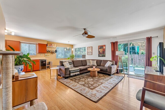 Building Photo - Renovated Mid Century Modern Home in the D...