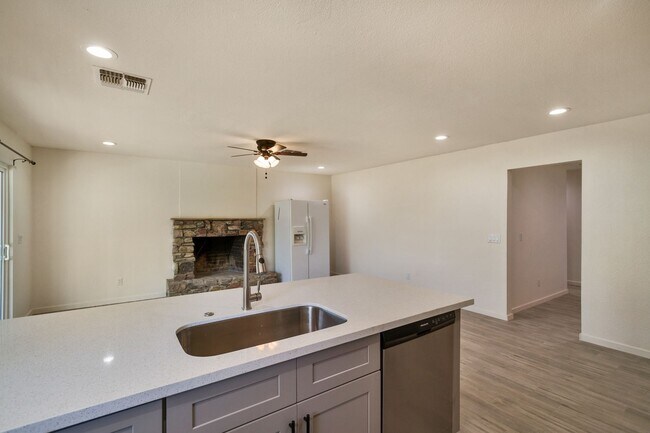 Building Photo - Huge Yard backing the 60.  5 Bed 3 Bath house at ASU