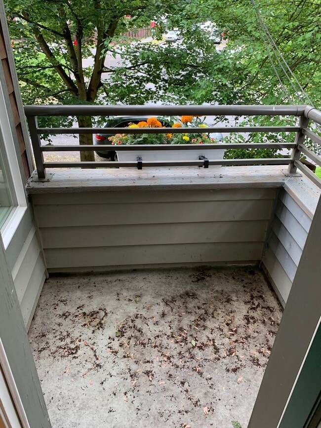 Building Photo - In the heart of Green Lake 3 bed 2.5 bath townhome for rent