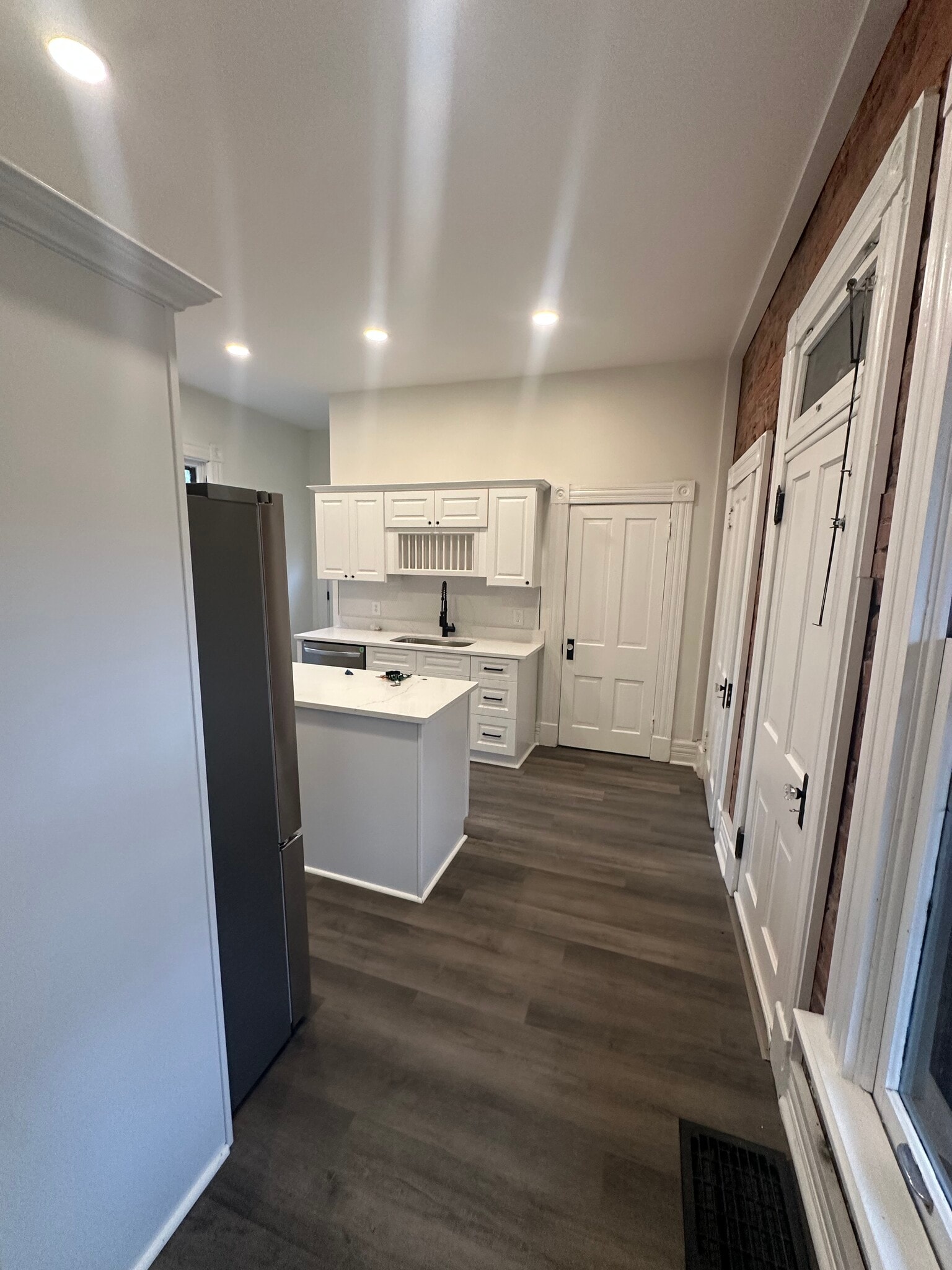 Building Photo - 81 Warren St