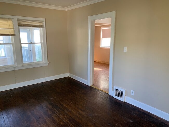 Building Photo - 3 Bed 1.5 Bath Colonial