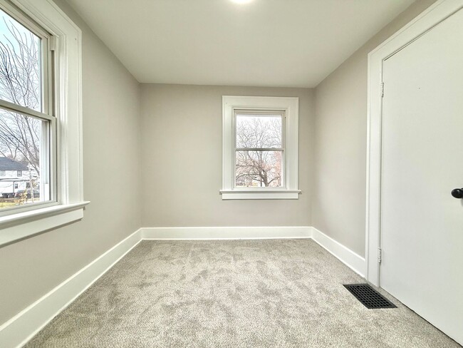 Building Photo - 4 Bedroom House