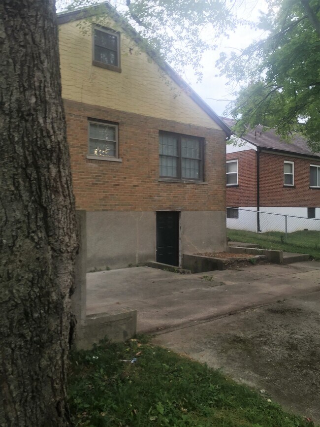 Building Photo - 6063 Yosemite Dr