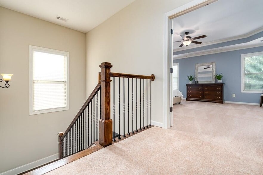 Building Photo - 1290 Redbud Dr