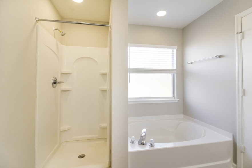 Building Photo - 76205 Deerwood Dr