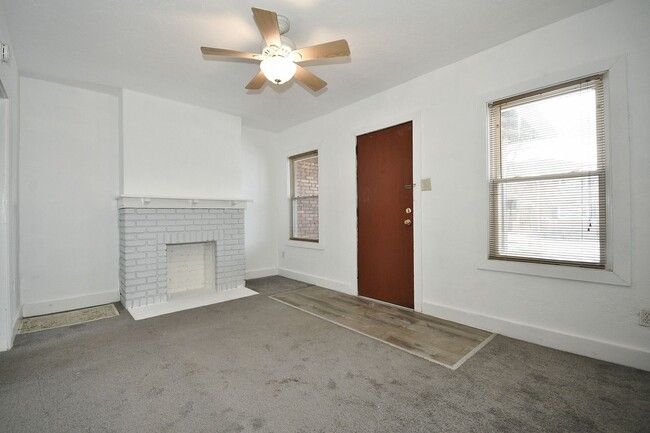 Building Photo - 2 Bed/1Bath Single Family Row House - Sect...