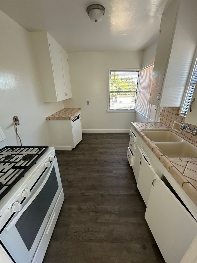 Building Photo - Spacious Studio unit above Garage