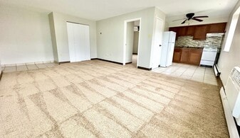 Living Room - CAMBRIDGE APTS -- 043