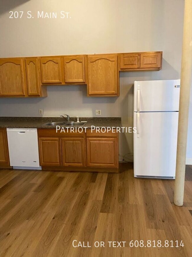 Building Photo - 2 bedroom/ 1 bath apartment in Jefferson, WI