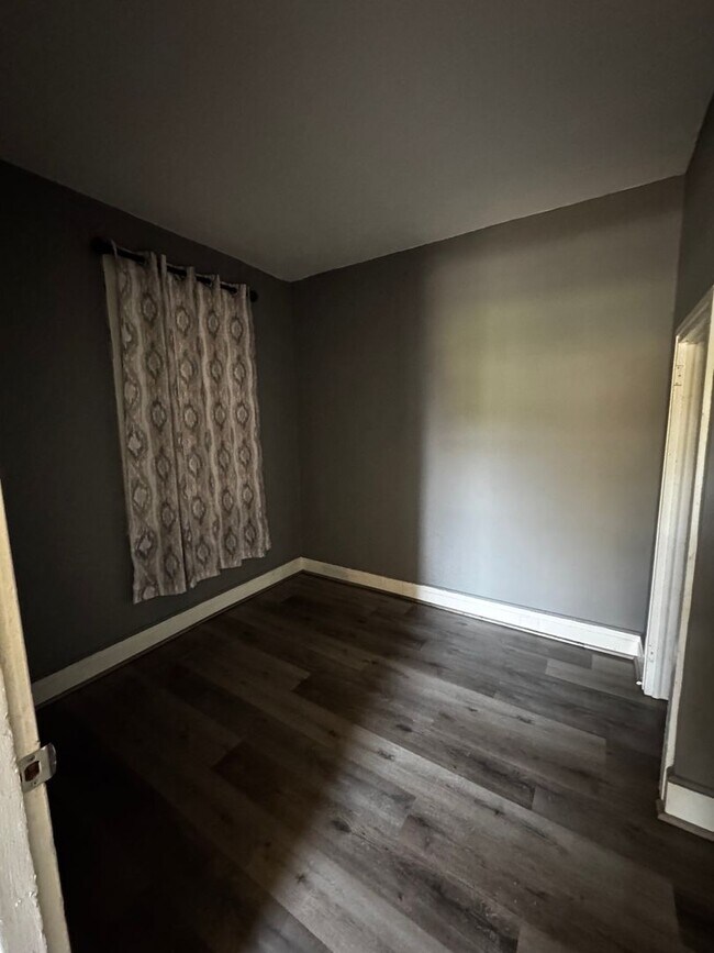 Building Photo - 2 Bedroom, 1st Floor Apartment