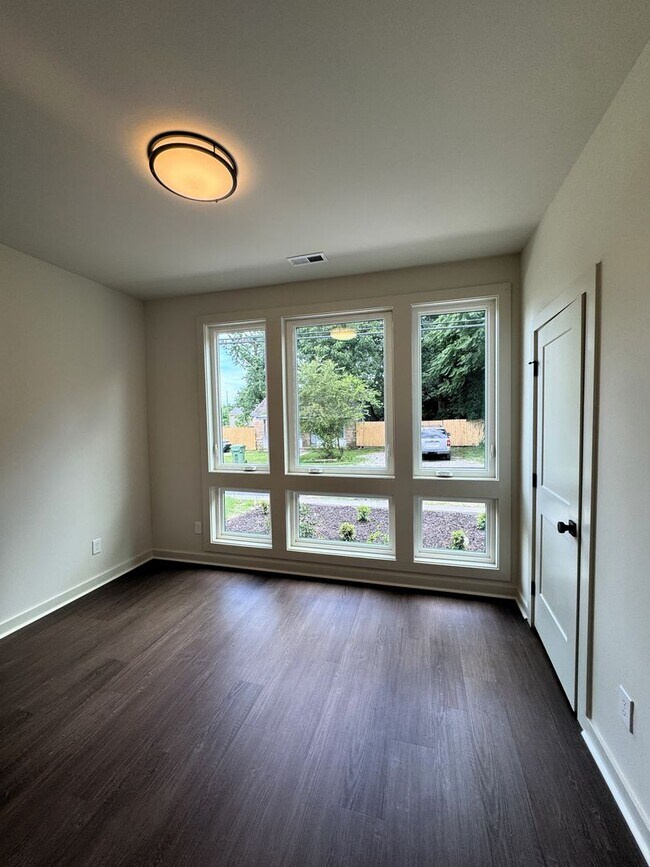 Building Photo - Move-In Special!! 1/2 Off First Month's Rent!!