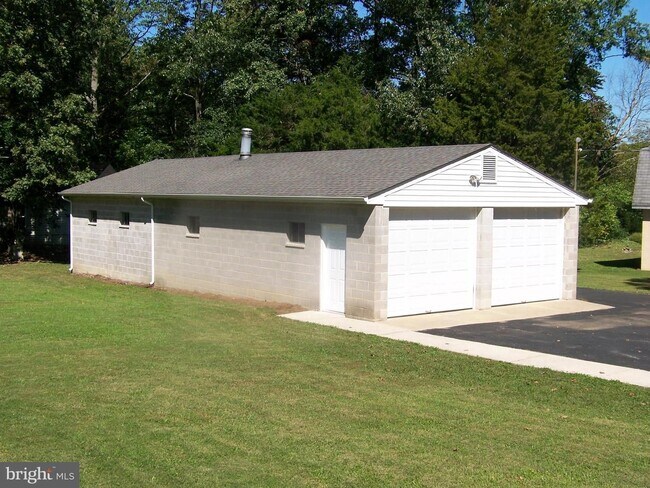 Building Photo - All One Level Living La Plata