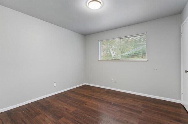 Building Photo - 3710 Fernview Dr