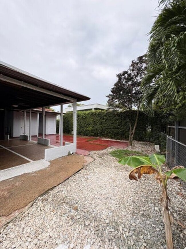 Building Photo - 3520 SW 20th St
