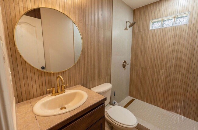 Building Photo - 204 N Espana Dr