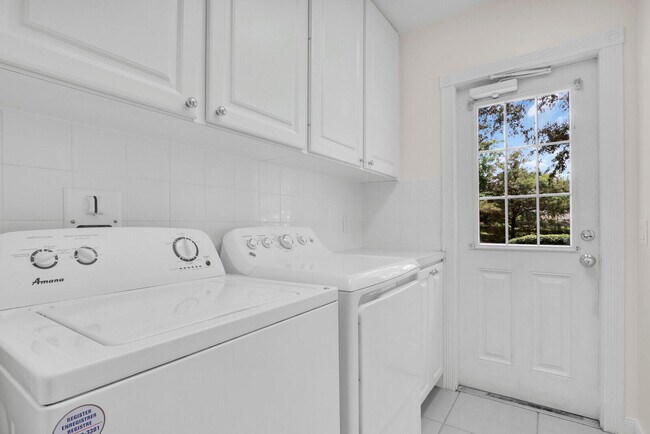 Building Photo - 3183 E Community Dr