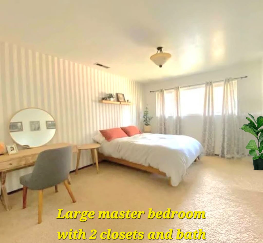 Large master with bath abd 2 closets - 940 E Lassen Ave