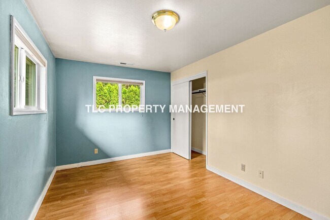 Building Photo - 3bd/1bath duplex off Barger available now