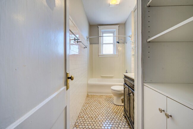 Building Photo - OPPORTUNITY KNOCKS 3 BED 1 BATH 1,400 SF ±...