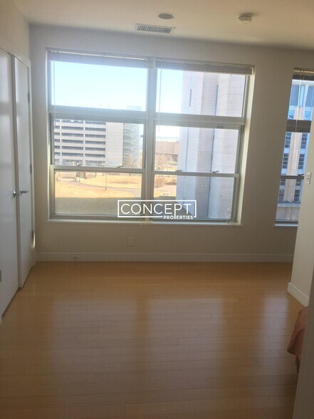 Building Photo - 601 Albany St