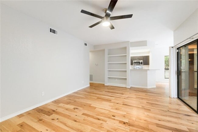 Building Photo - 4711 Spicewood Springs Rd