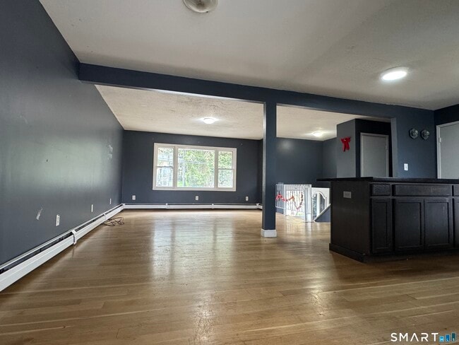 Building Photo - 158 River Rd