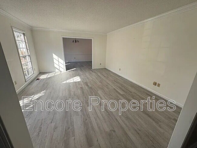 Building Photo - 2102 Oakcrest Ct