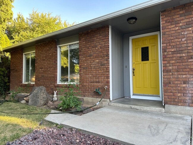 Building Photo - 3 Bedroom 2 Bathroom Single Story Home
