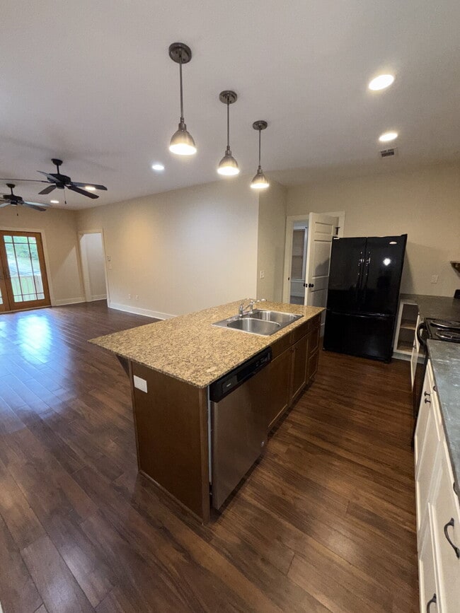 Building Photo - 712 Park Dr