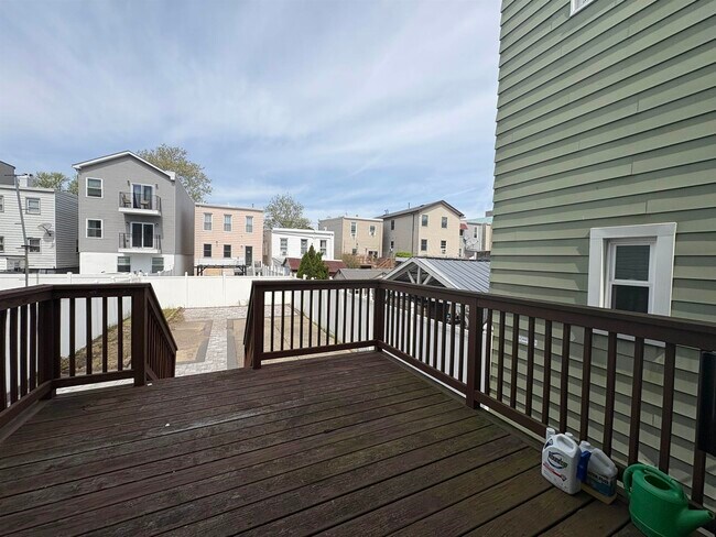 Building Photo - 232 Bowers St