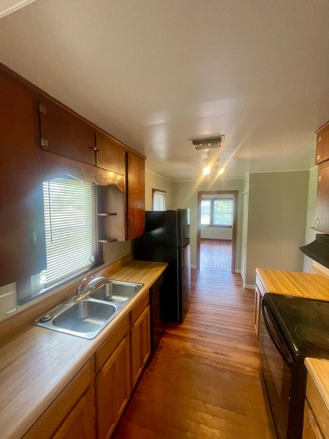 Building Photo - 3 Bed 2 Bath Home w/ Hardwood Floors and L...