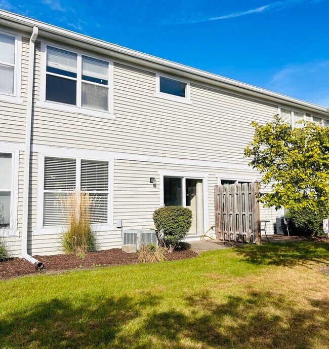 Building Photo - 988 Sheridan Cir