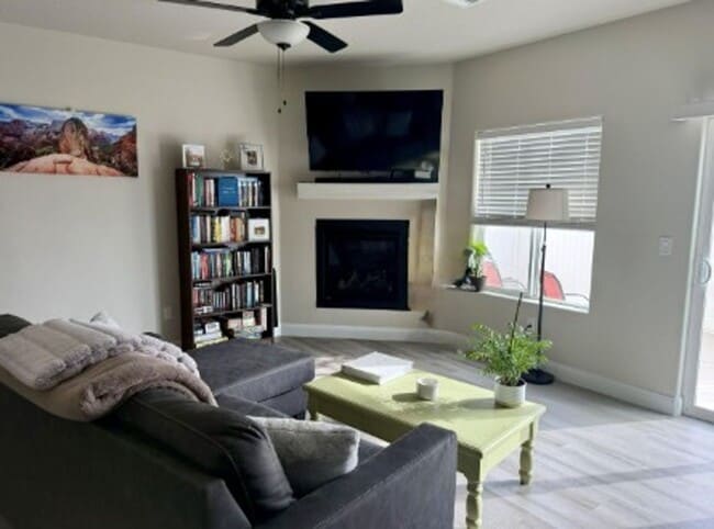 Building Photo - Beautiful 3 Bed/2.5 Bath Townhome For Rent!
