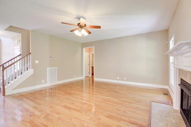 Building Photo - Four Bedroom with Bonus!