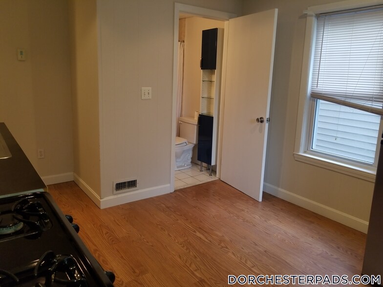 Building Photo - 105 Buttonwood St
