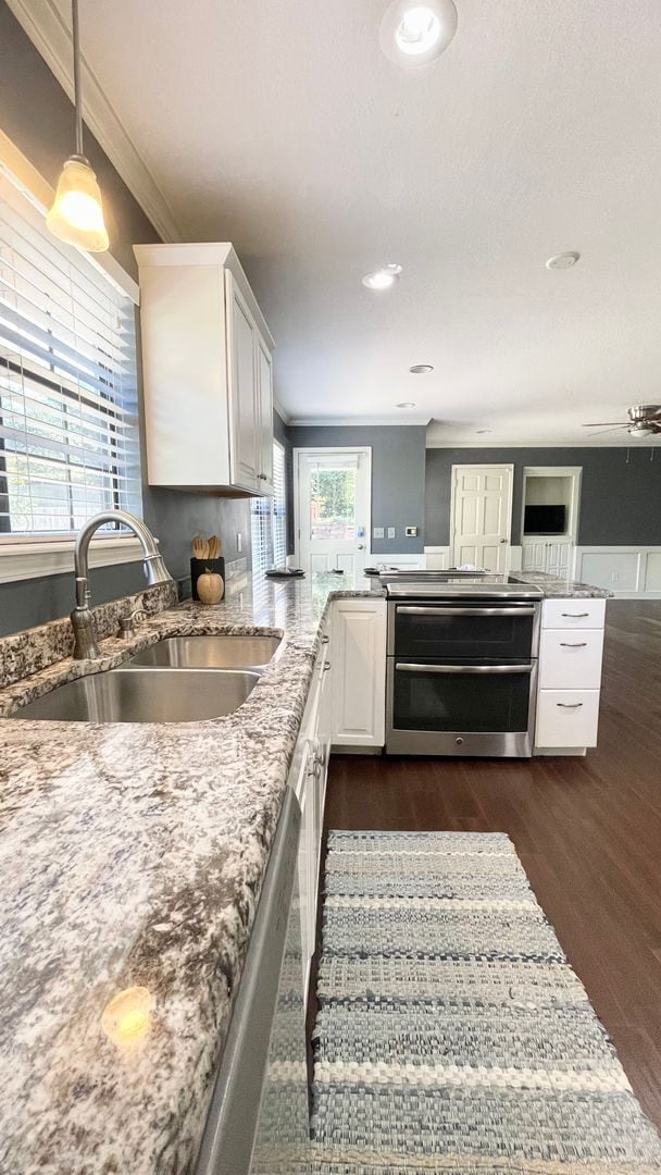 Building Photo - Gorgeous Pool Home w/ 4bd /2.5ba/Fireplace