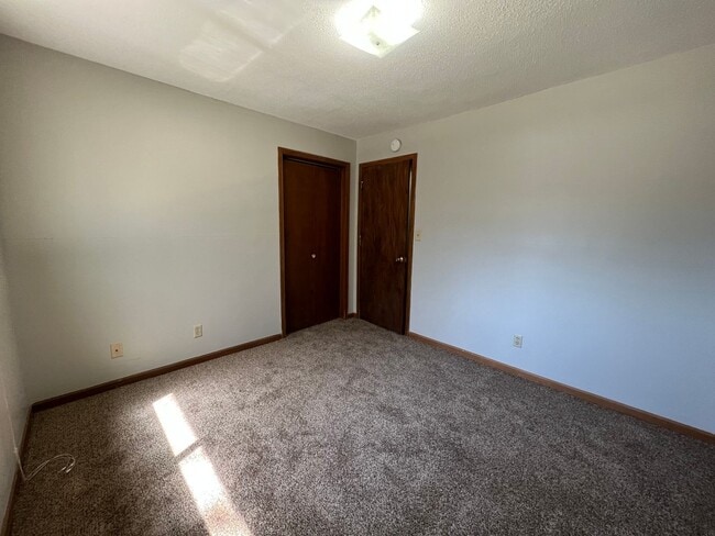 Building Photo - 4 bed 2 bath Centrally Located - Near Aggieville! AVAILABLE NOW!
