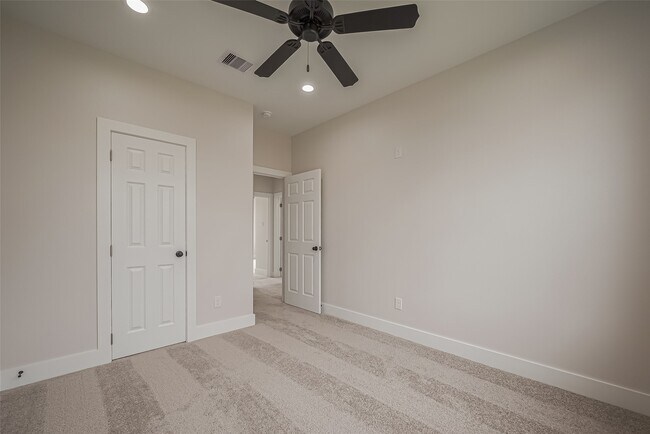 Building Photo - 918 St Clair St