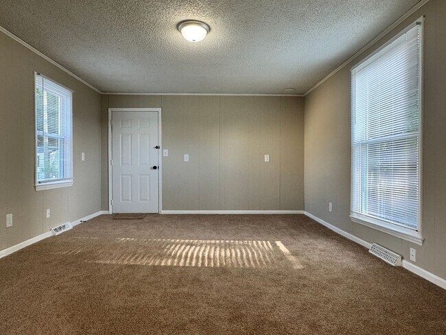 Building Photo - Recently updated spacious 2 bedroom with flex space and fenced backyard