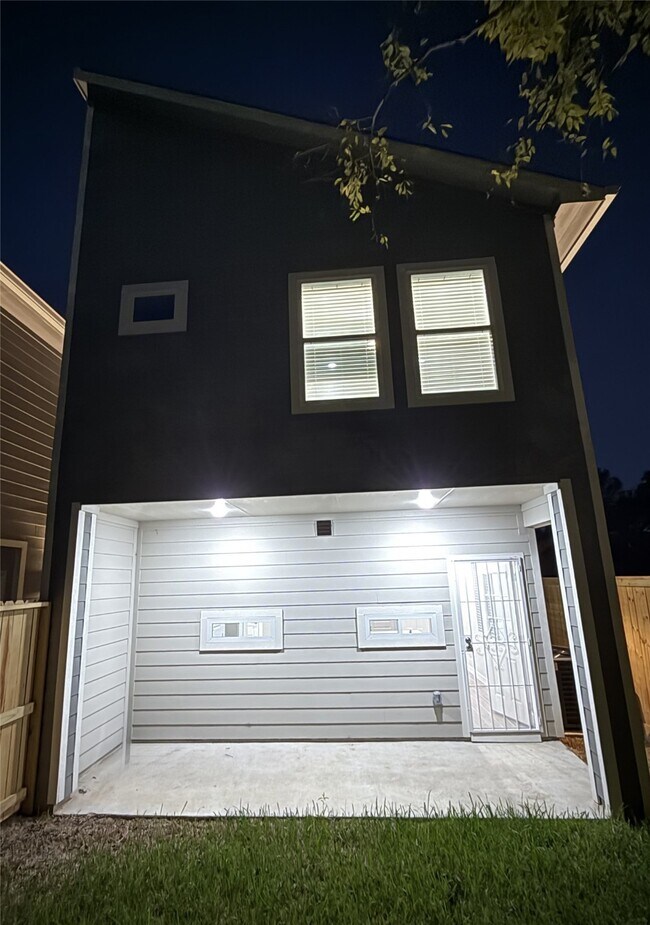 Building Photo - 3555 Noah St